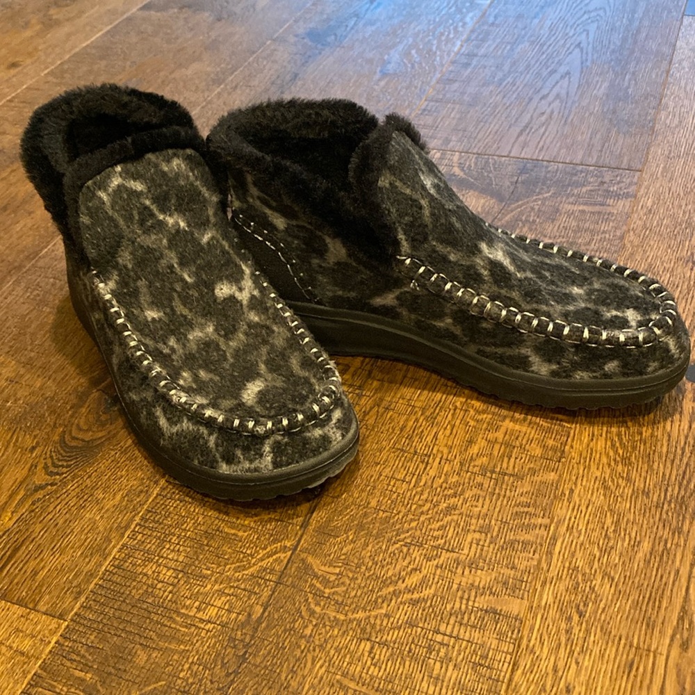 HEY DUDES, size 7.5 loafers, slippers…